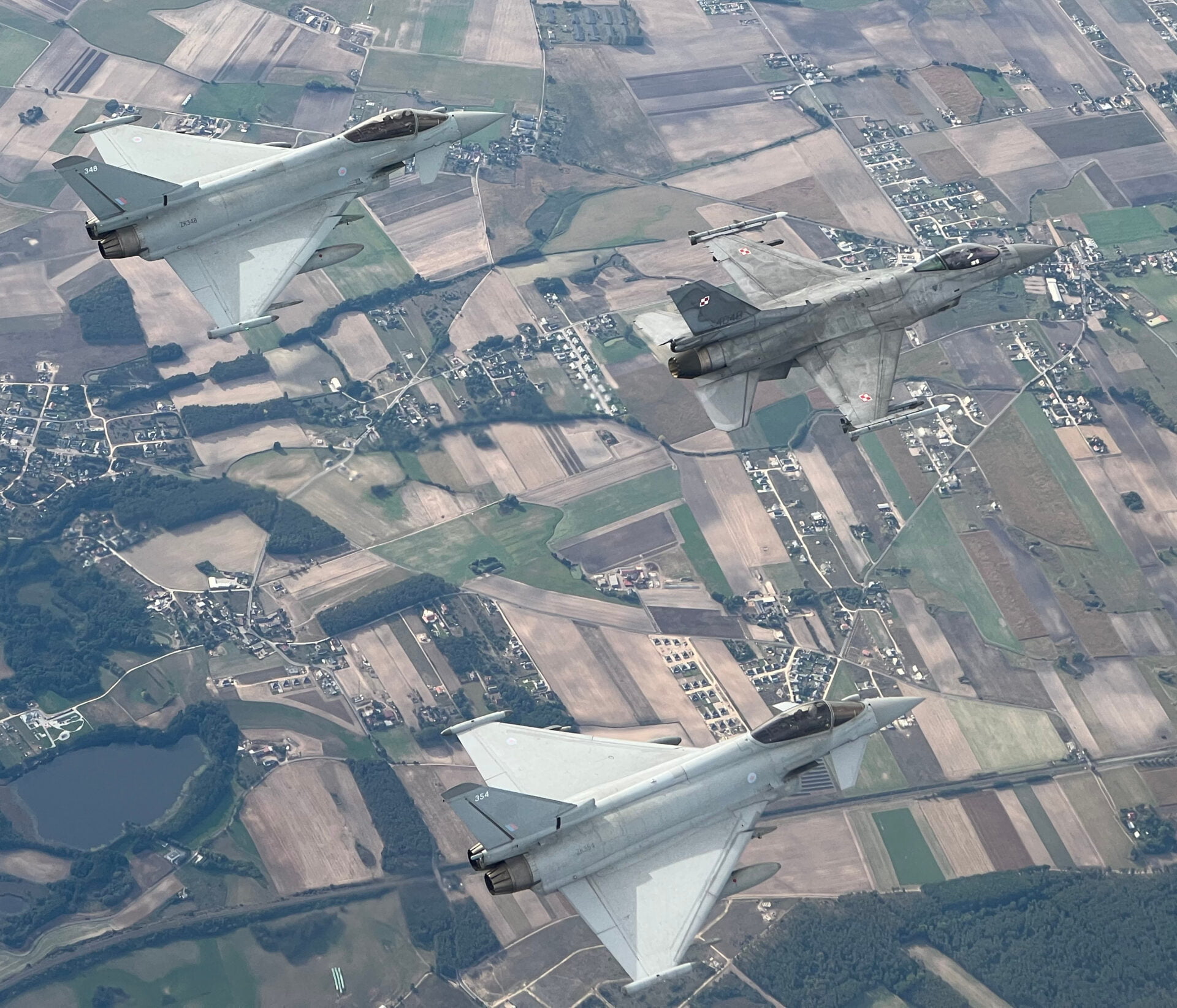 Brytyjskie Typhoony prowadzone przez polskiego F-16 Jastrząb.